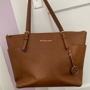 Michael Kors
Women's Carryall Tote and Wallet